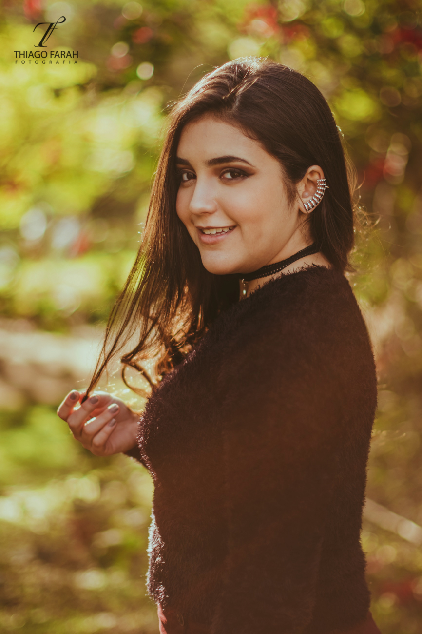 foto de ensaio externo, menina no jardim, sol, colar, ibirapuera, brinco