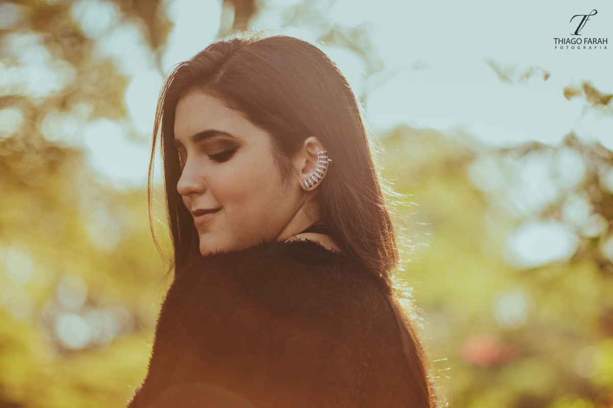 foto de ensaio externo, menina olhando para baixo, no jardim, sol, colar, ibirapuera