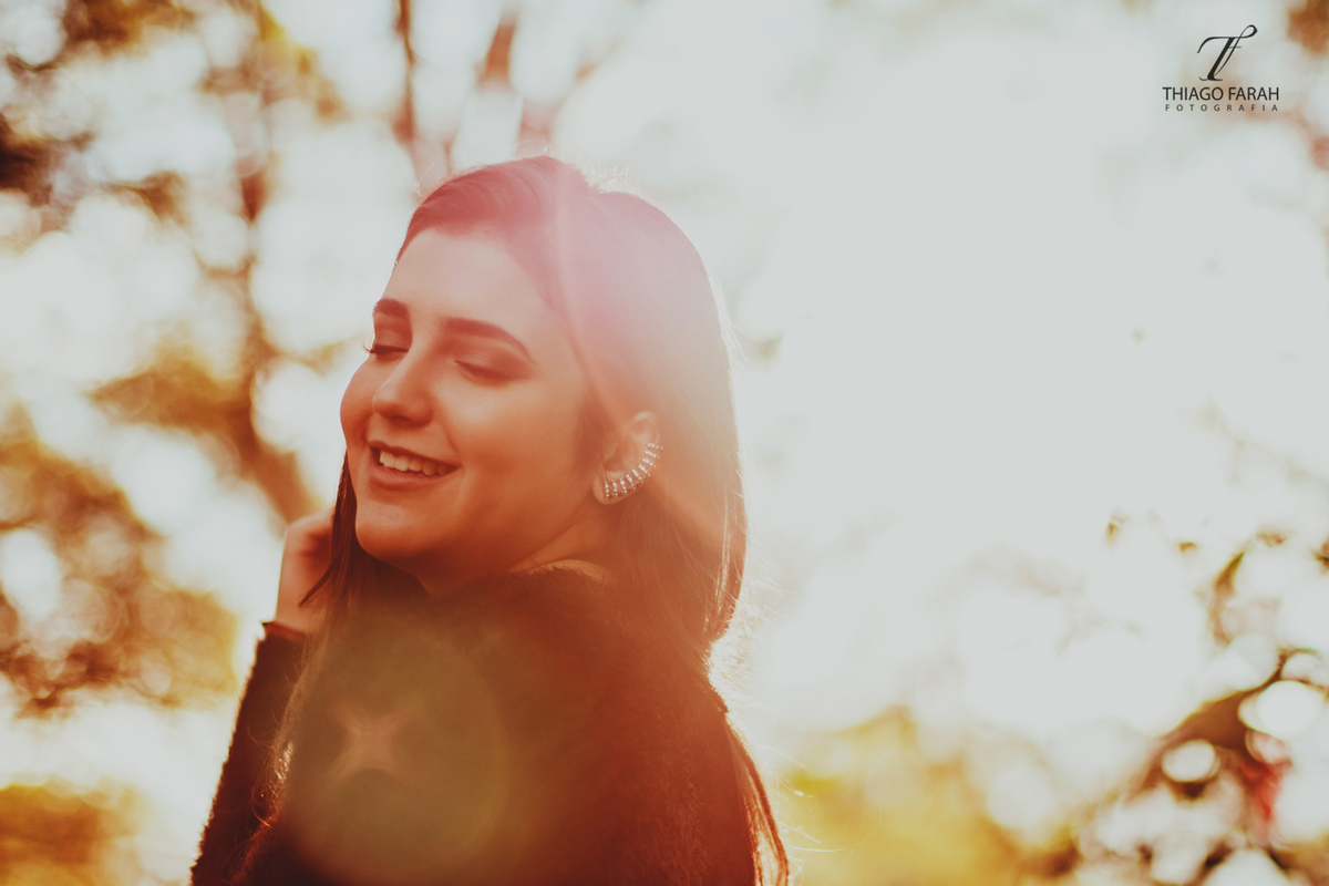 foto de ensaio externo, menina no jardim, sol, sorrindo, ibirapuera