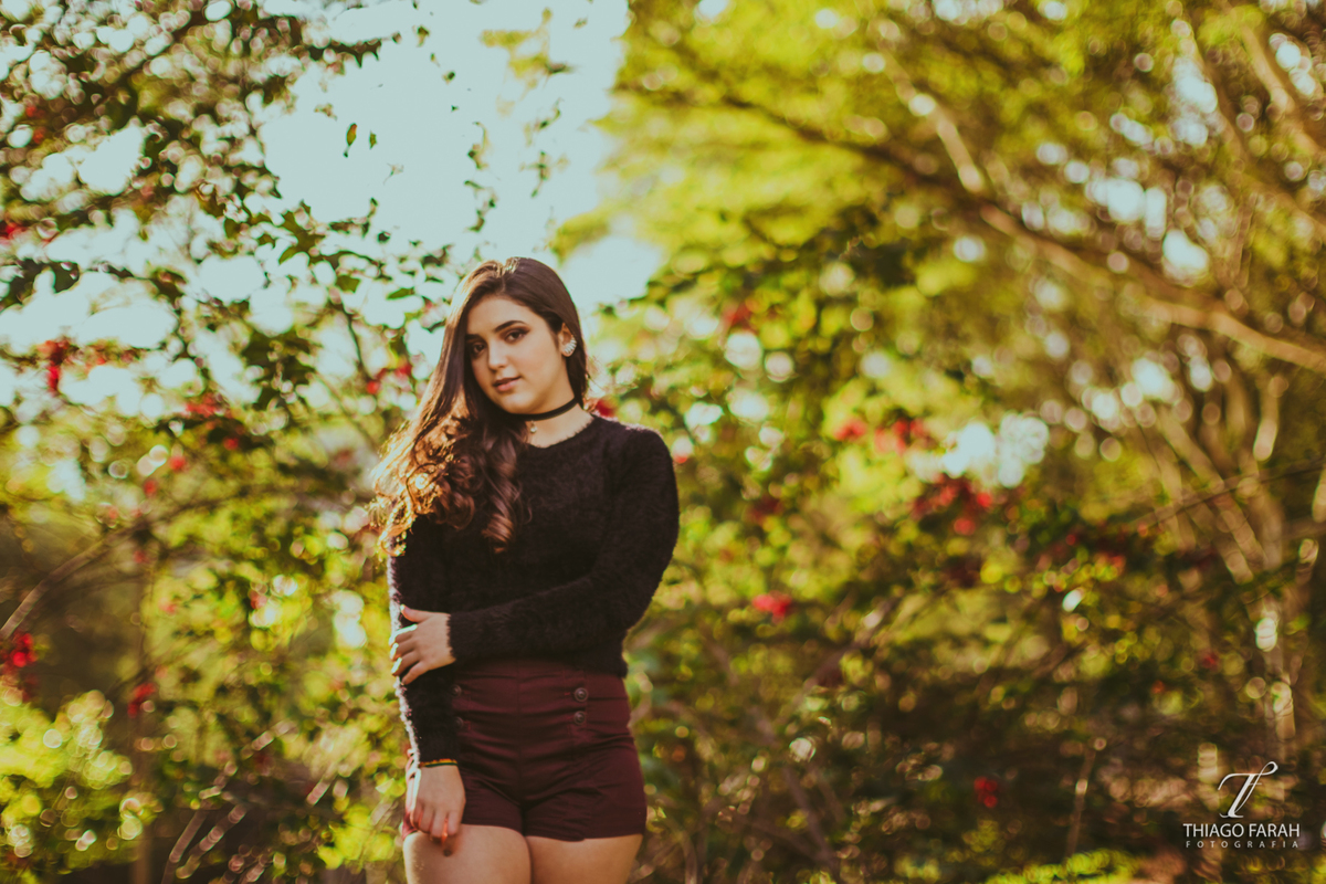 foto de ensaio externo, menina no jardim, sol, colar, ibirapuera