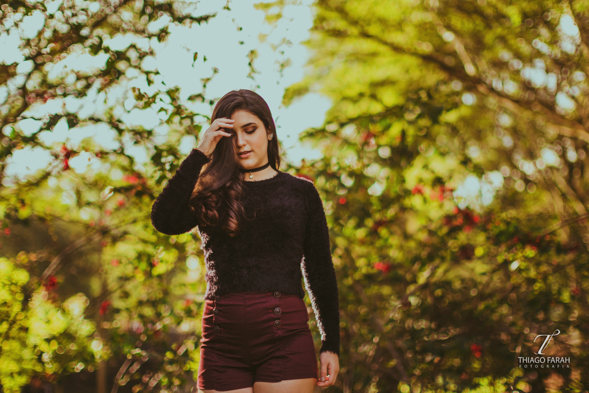 foto de ensaio externo, menina andando no jardim, sol, colar, ibirapuera