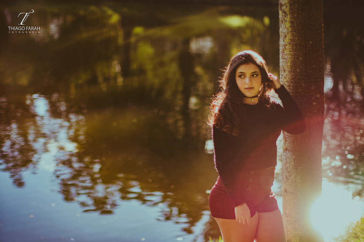 foto de ensaio externo, menina no jardim, sol, colar, ibirapuera