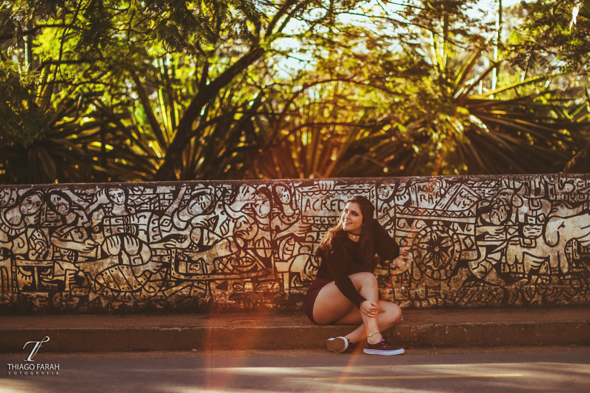 foto de ensaio externo, menina no jardim, sol, colar, ibirapuer, muro pichado