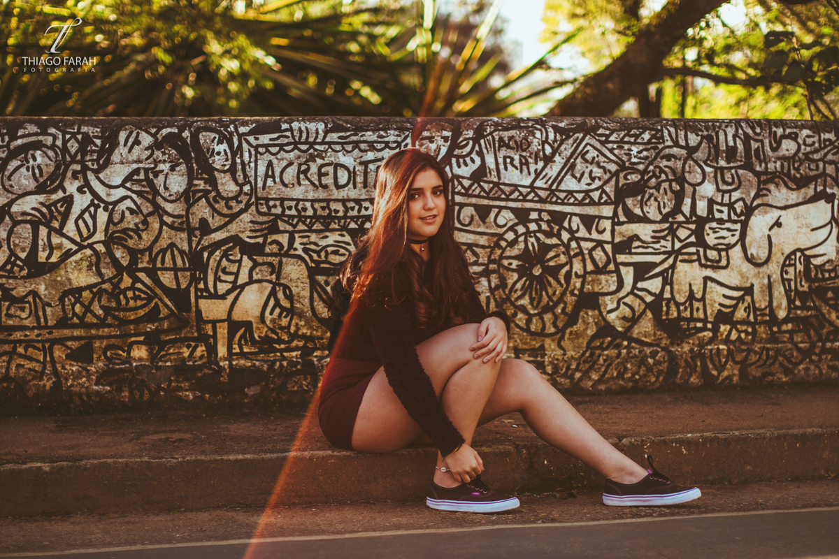 foto de ensaio externo, menina no jardim, sol, colar, ibirapuera, muro pichado, tenis vans