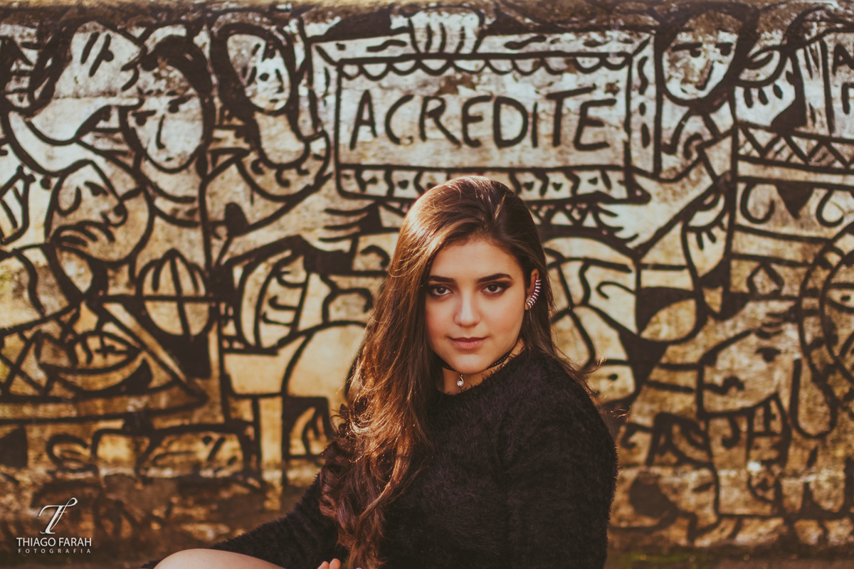 foto de ensaio externo, menina no muro pichado, acredite, sol, colar, ibirapuera, 