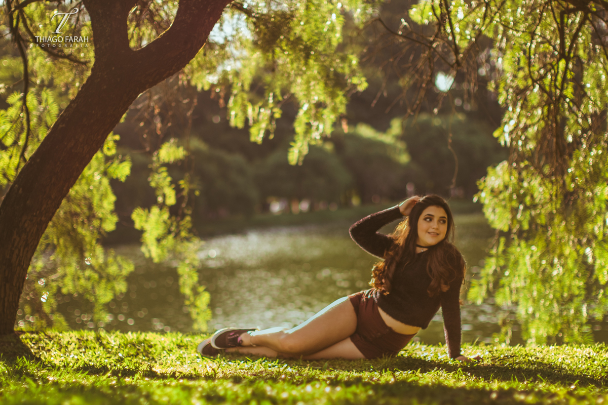 foto de ensaio externo, menina deitada, no jardim, sol, colar, ibirapuera