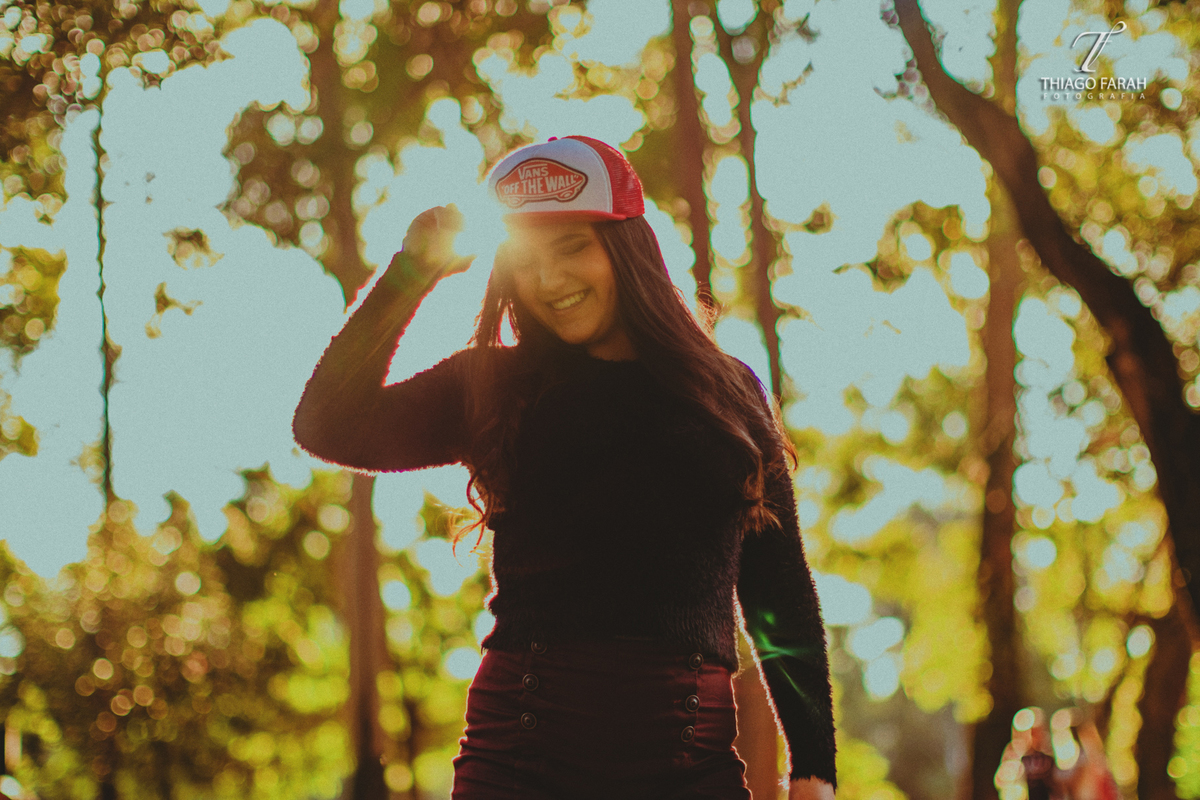 foto de ensaio externo, menina de boné, colar, ibirapuera