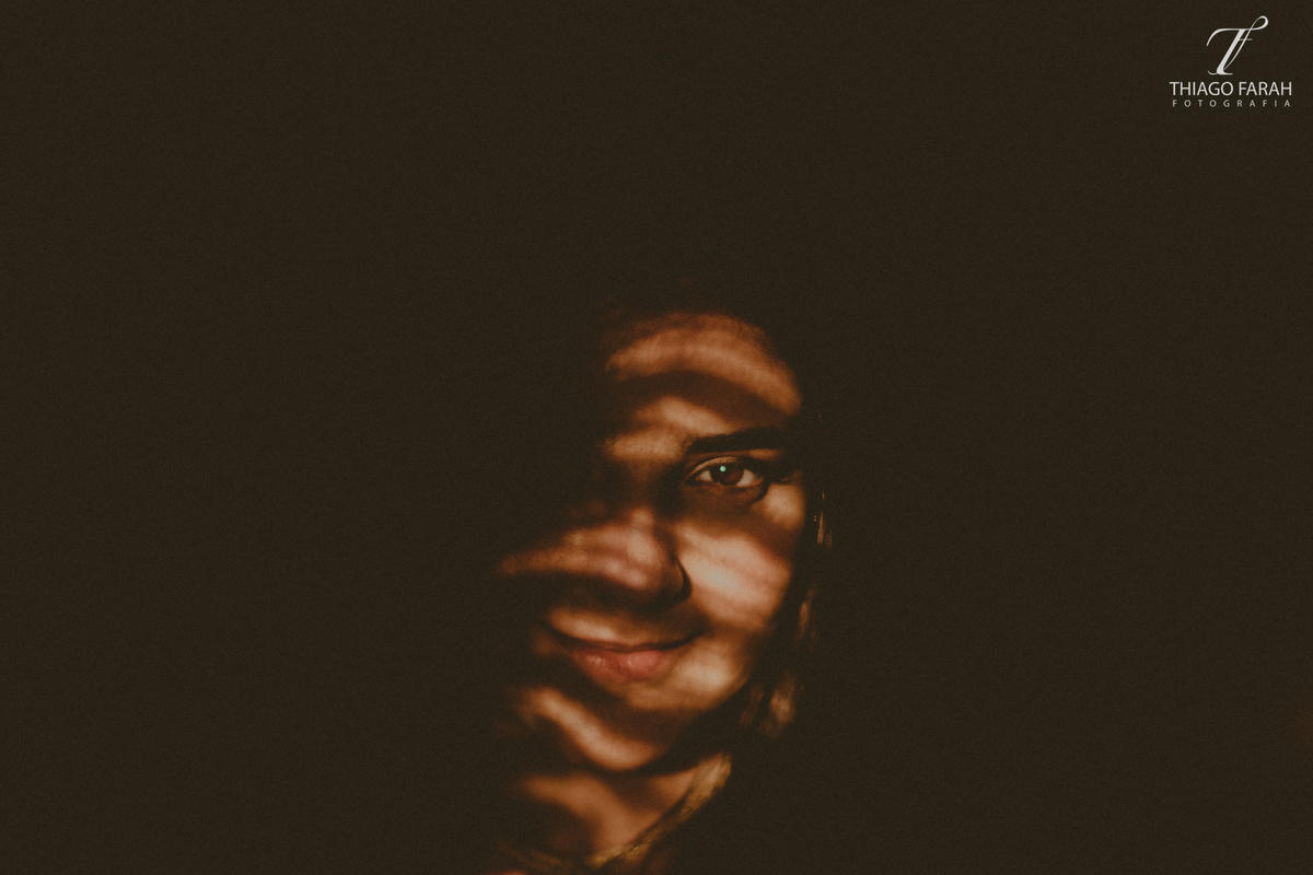 menina com sombras no rosto, luz do sol