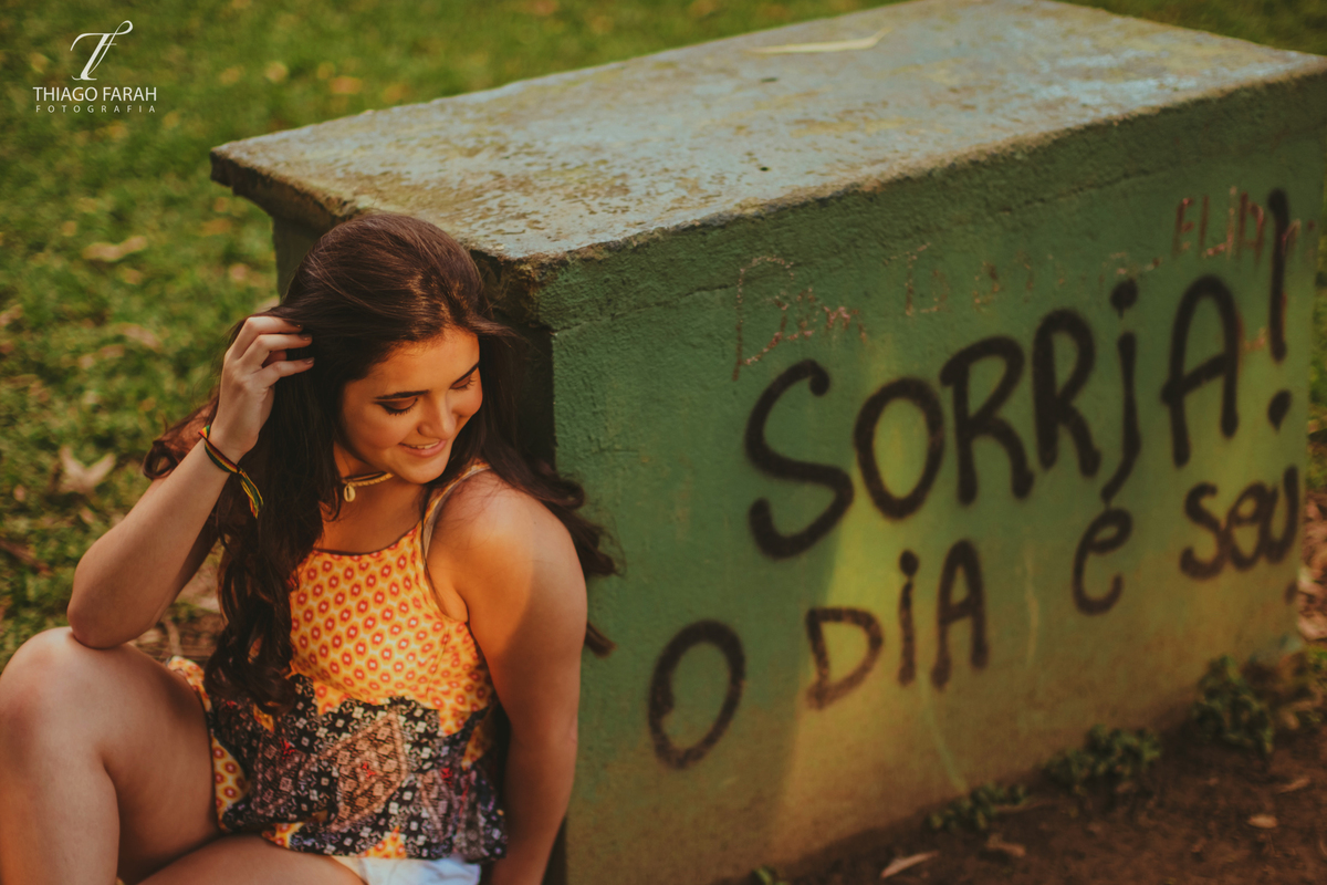 sorria, o dia é seu, menina sentada