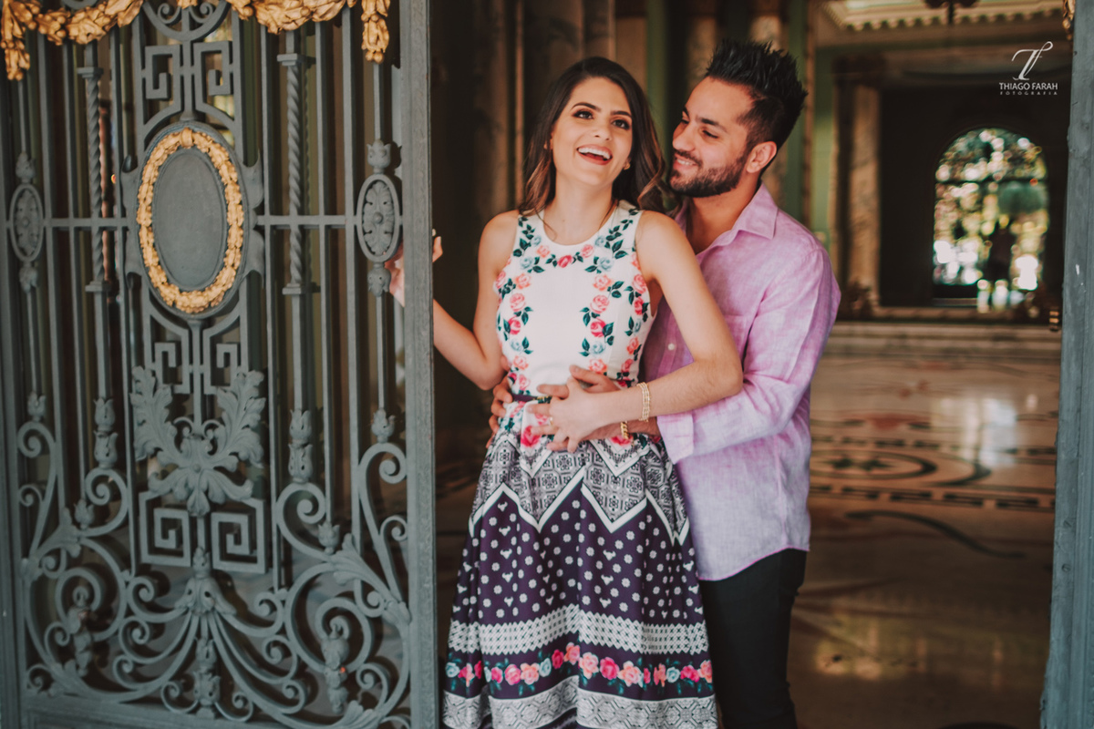 palacio dos cedros, porta ornamentada de ferro, casal sorrindo.
