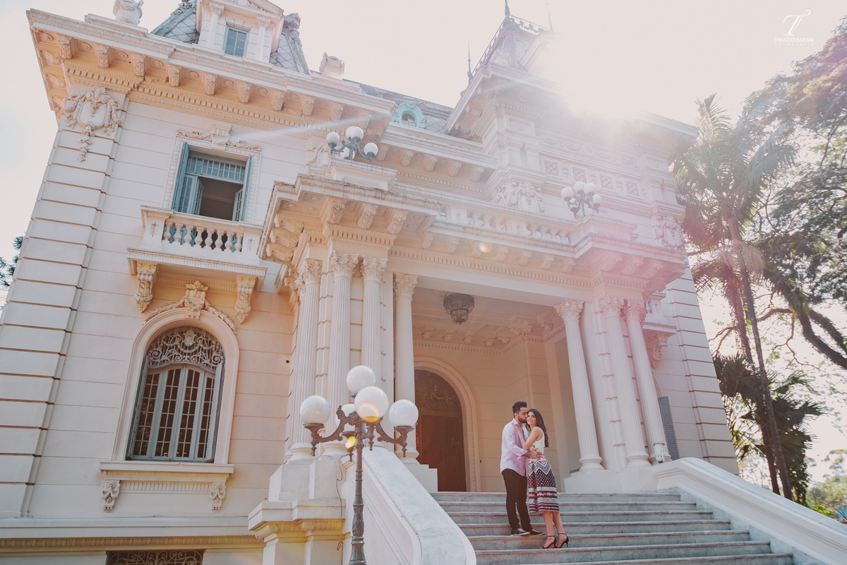 casal na escadaria do palacio dos cedros, com luz do sol.