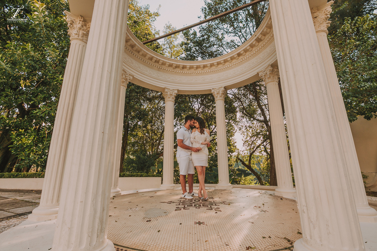 casal juntos abraçados, no coreto, com raios de sol.