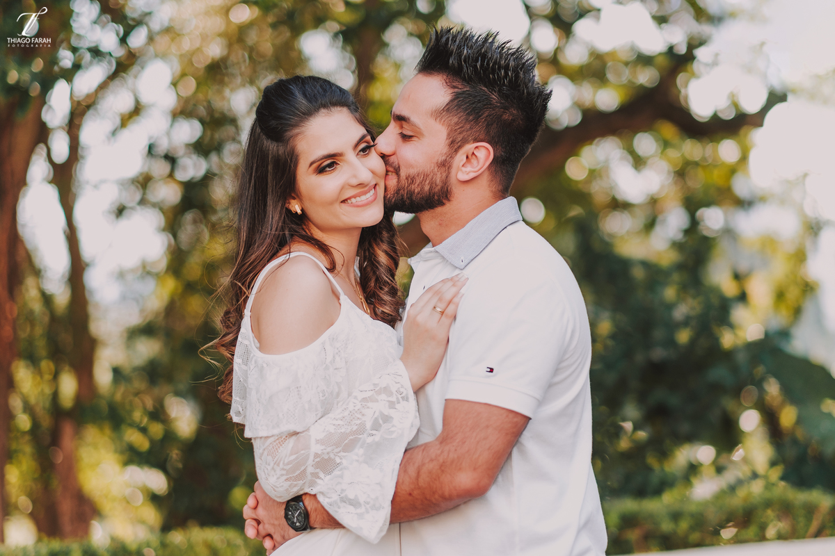 casal abraçado no jardim