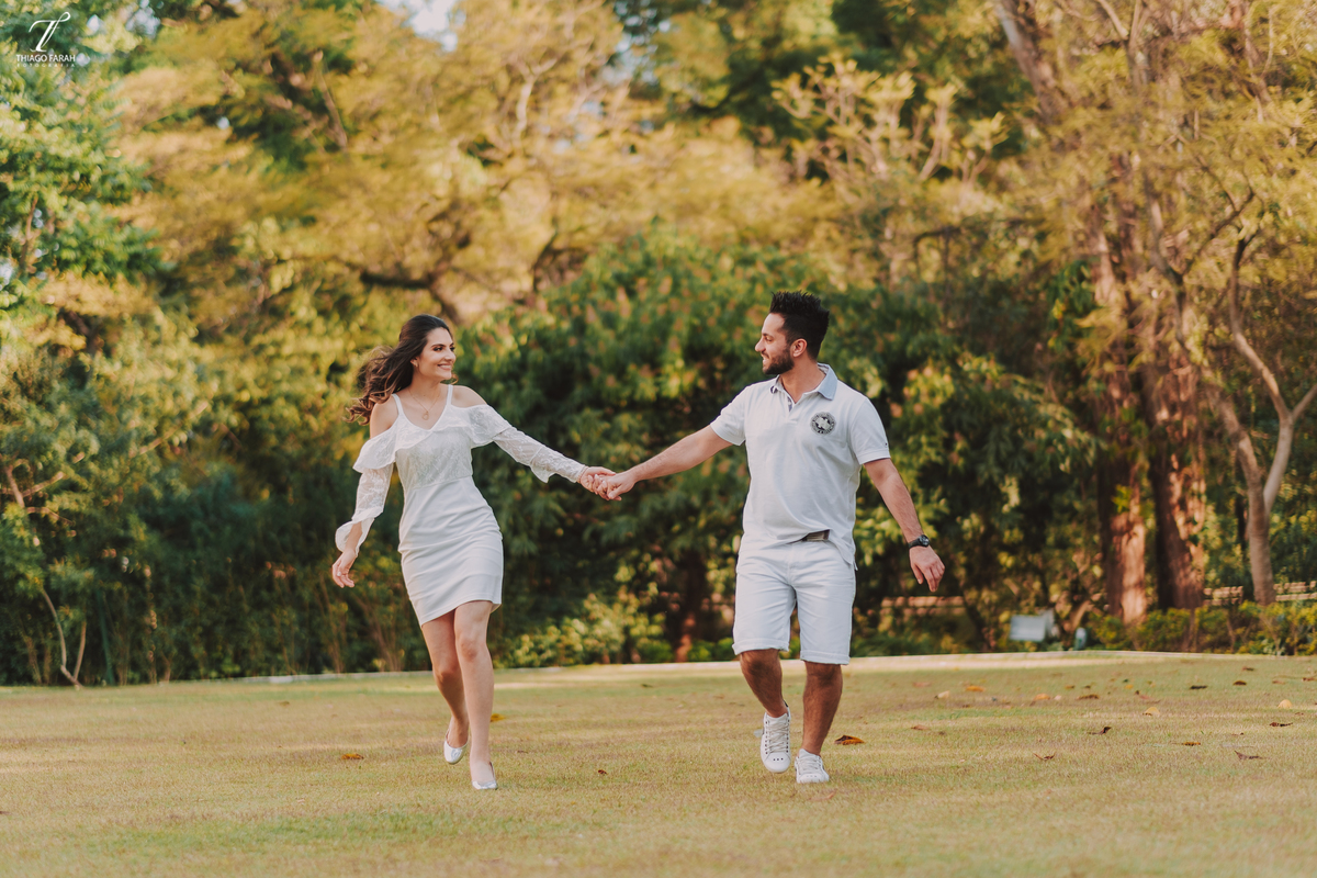 casal correndo no jardim