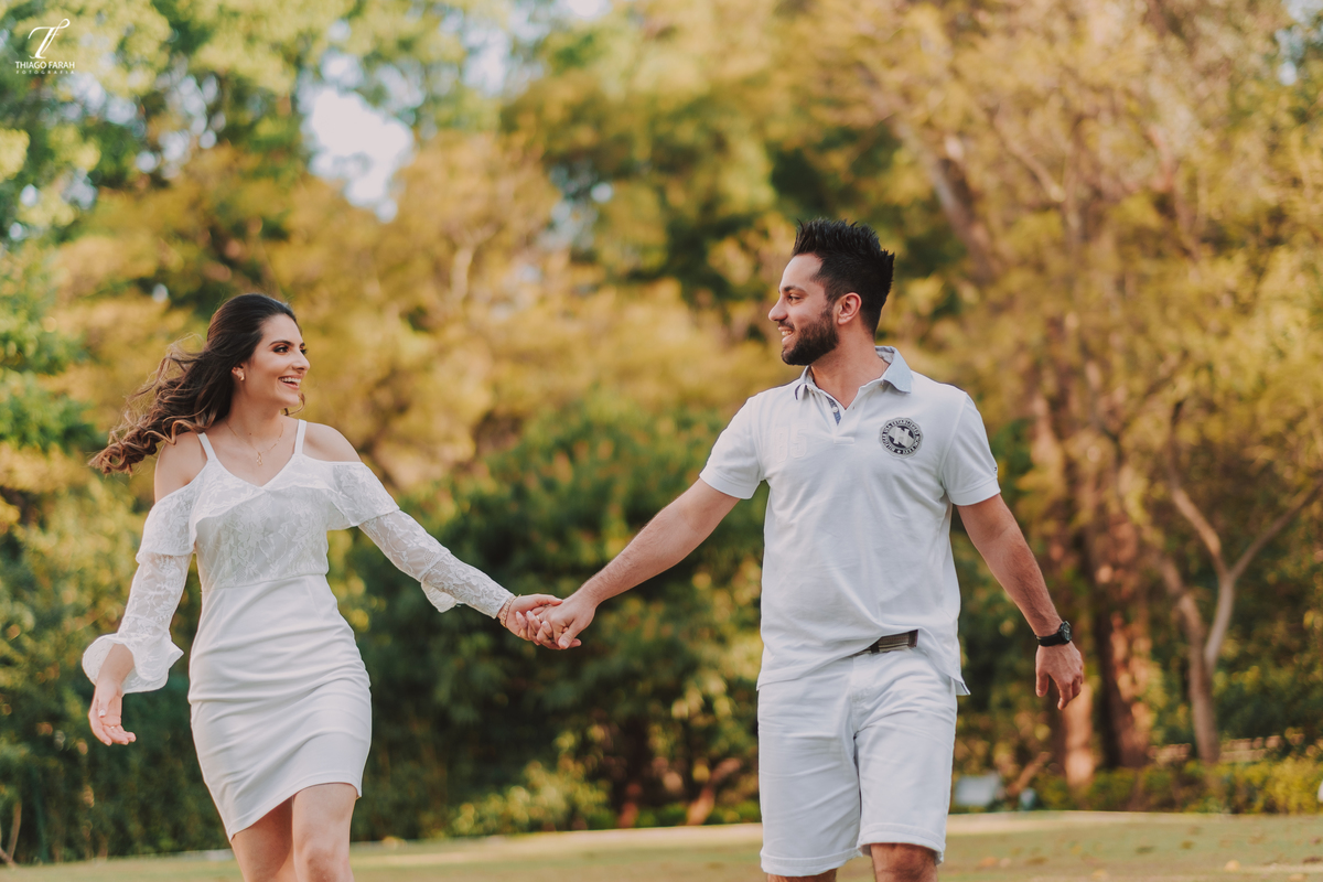 casal correndo no jardim