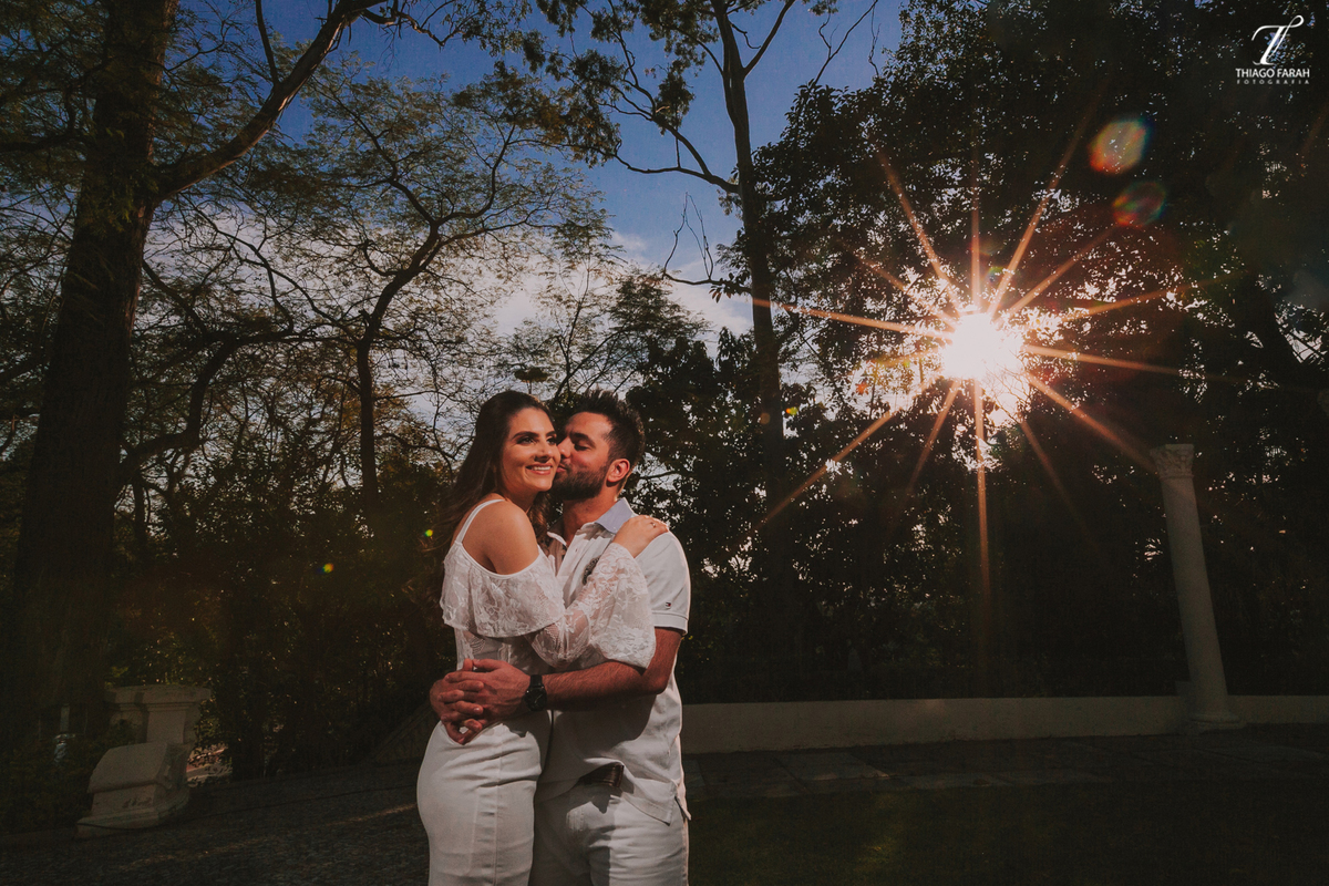 casal abraçado, com os raios de sol