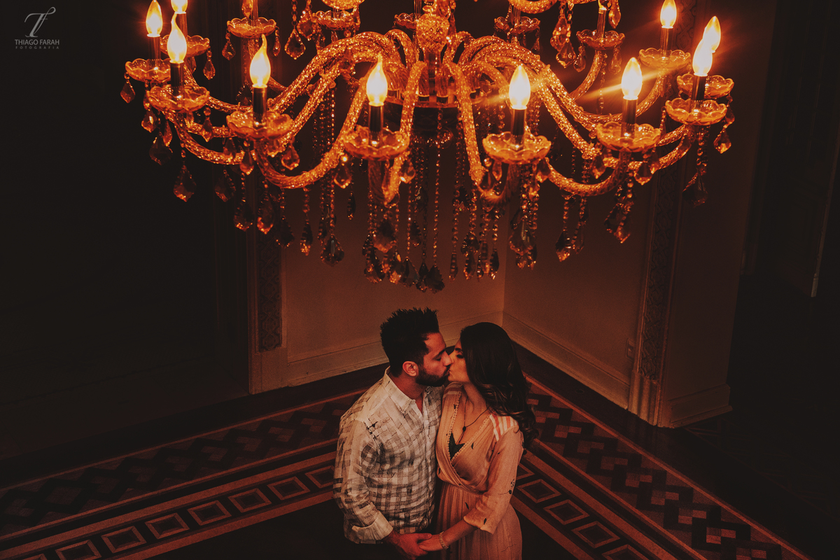 lustre vitoriano, moldura, para a foto do casal se beijando