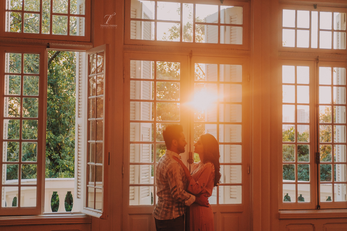 raio de sol, passando pela janela, e casal abraçado.