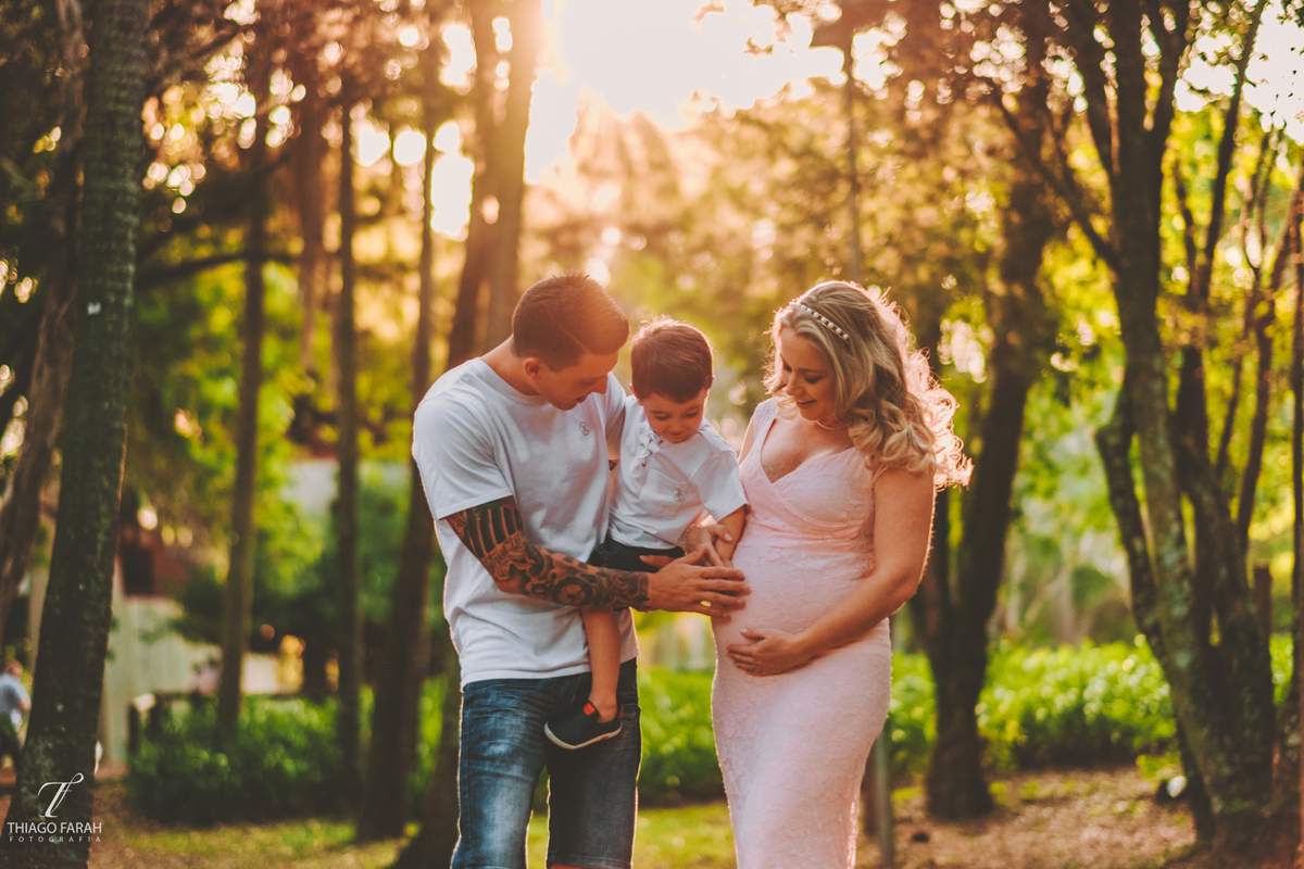 acariciando a barriga da gestante em ensaio família.