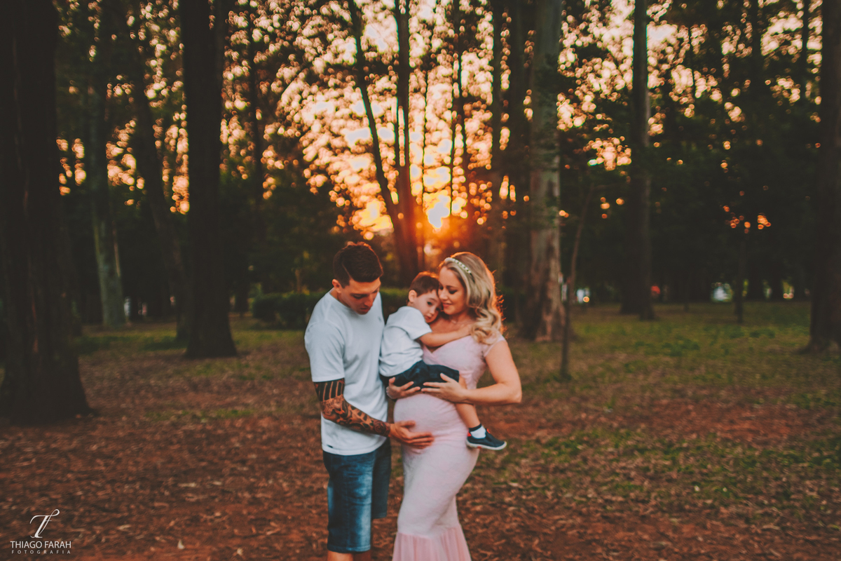 familia no por do sol através das arvores, ensaio gestante