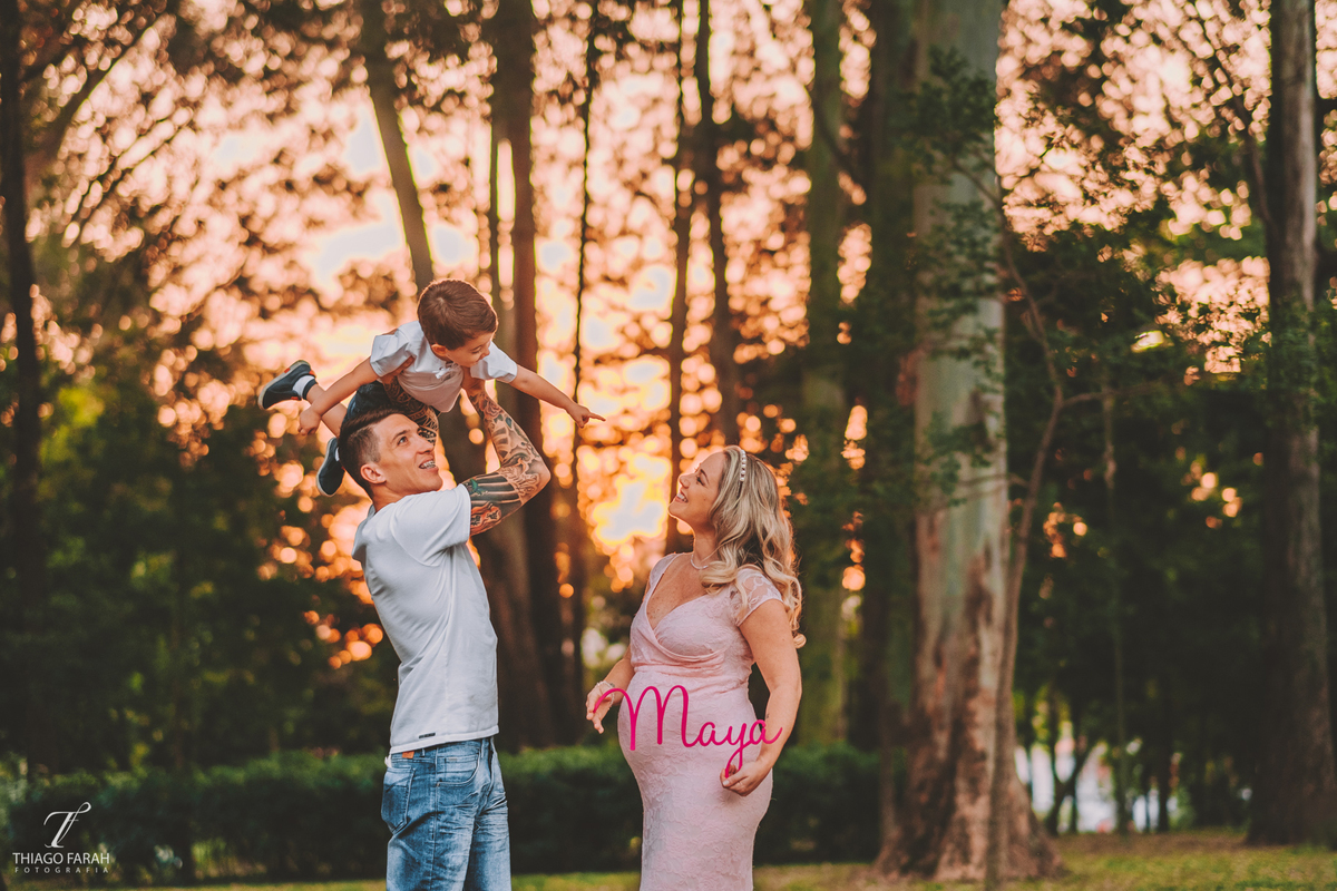 familia no por do sol através das arvores, ensaio gestante