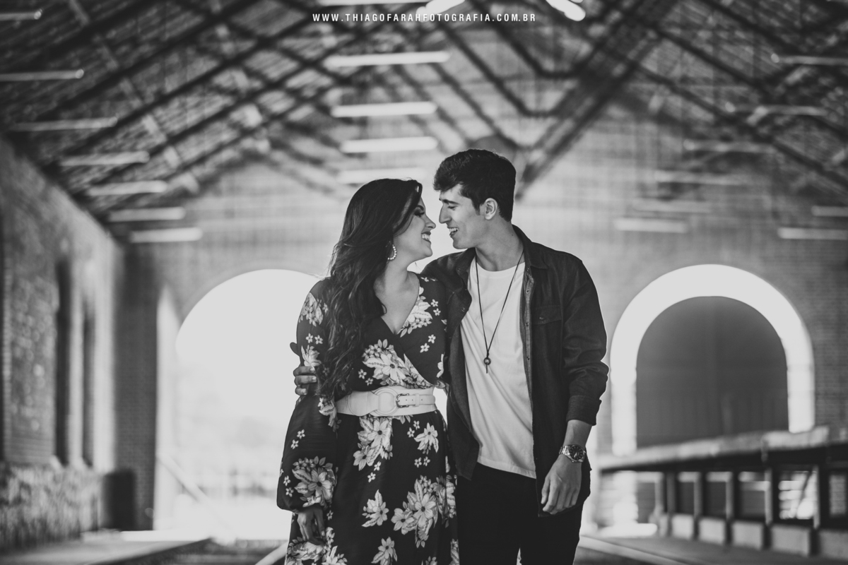 foto preto e branca casal andando olhando um para o outro