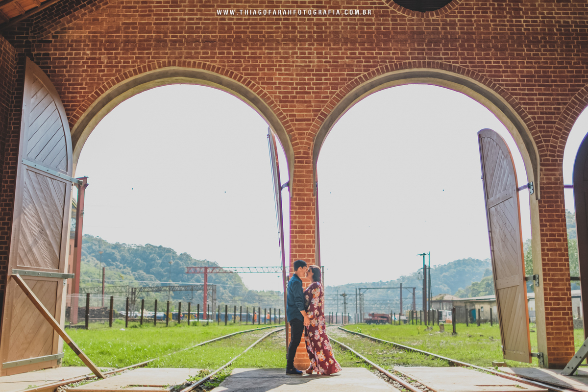 foto casal, no arco da estacao paranapiacaba