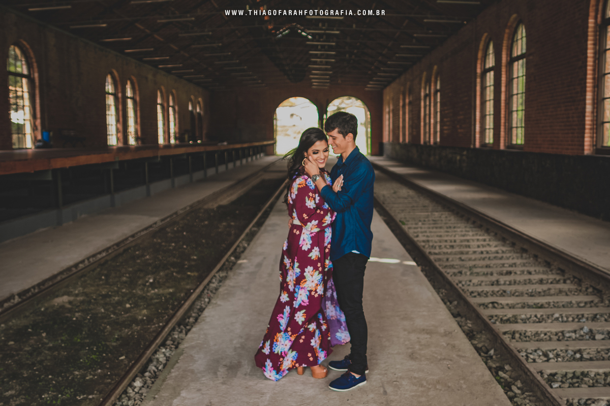 casal abraçado, noiva vestido vinho, estacao paranapiacaba