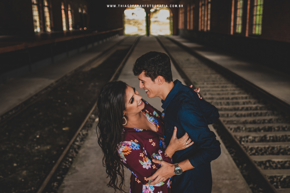 casal abraçado, noiva vestido vinho, estação paranapiacaba, rindo, feliz
