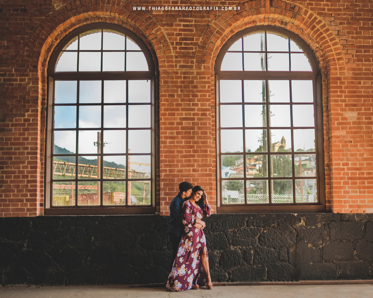 casal no meio das janelas estcao paranapiacaba