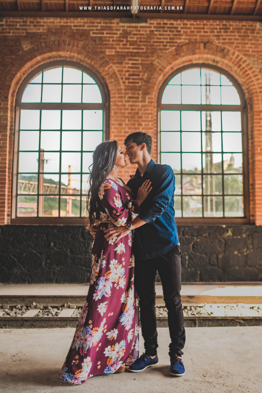casal no meio das janelas estaca paranapiacaba meio corpo
