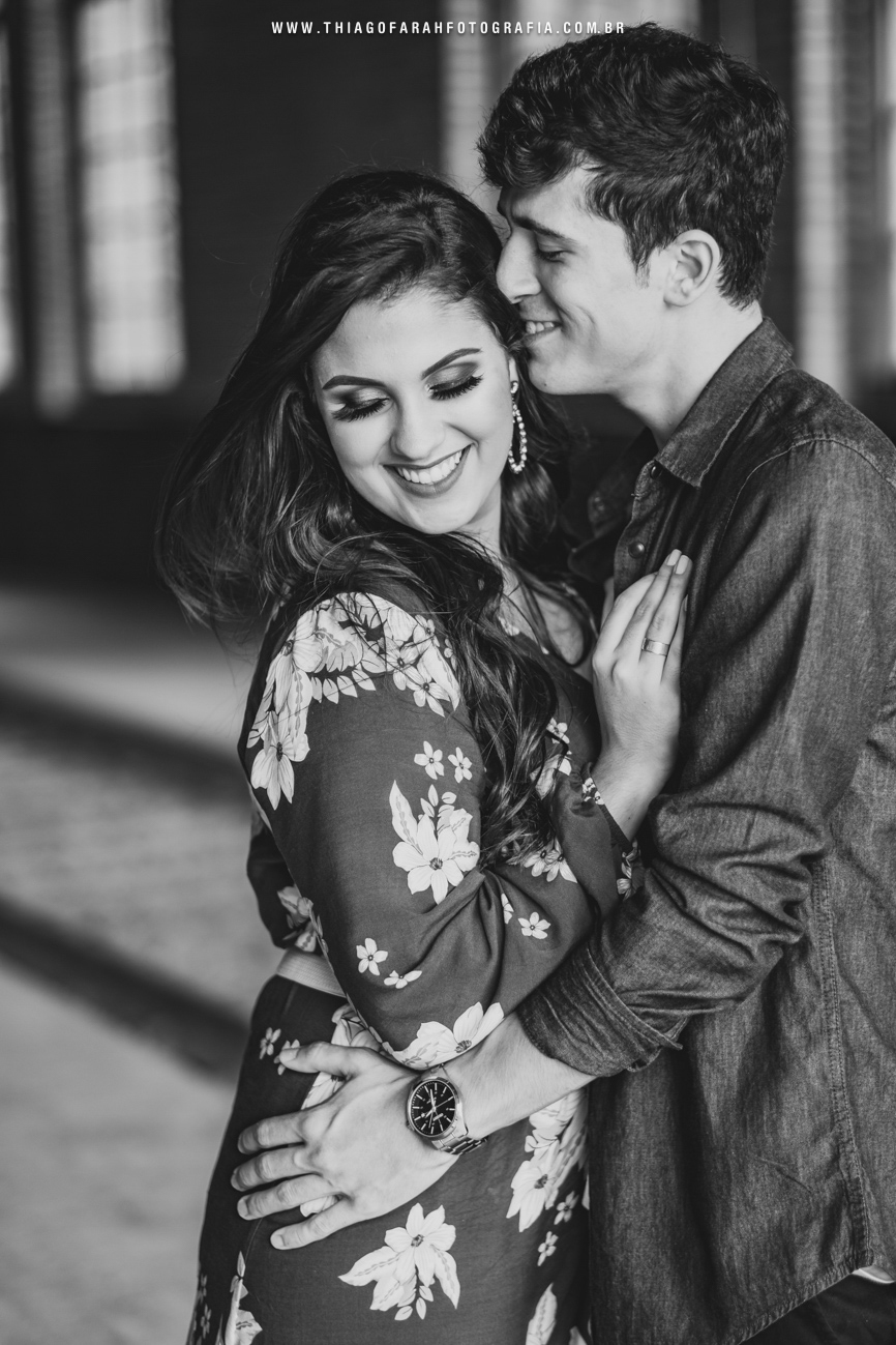 foto casal preto e branco vento levanta cabelo