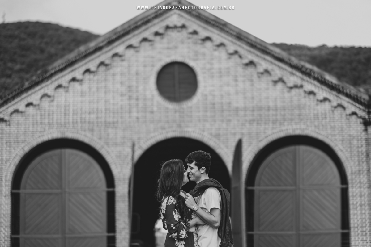 casal do meio da porta estação paranapiacaba, foto preto e branca