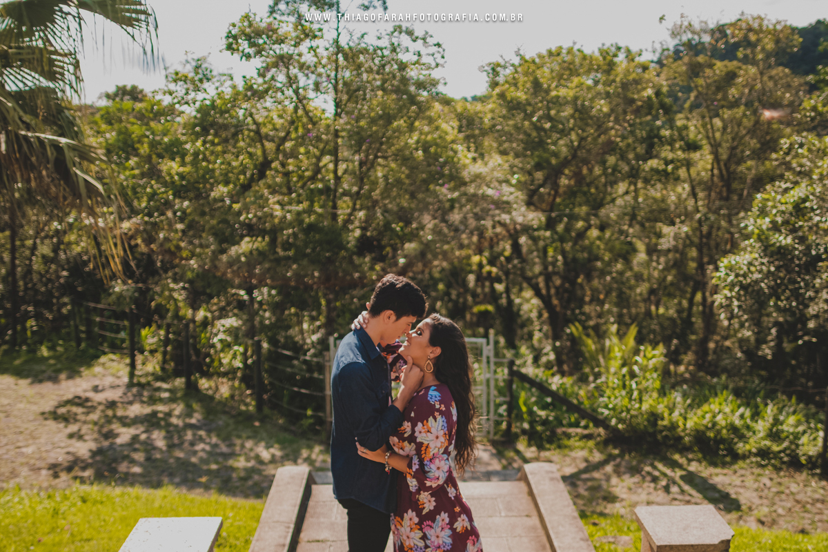 casal abraçado plantação no fundo dia de sol