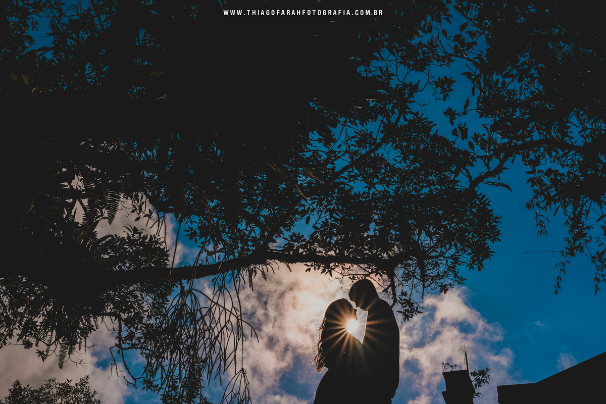 foto contra luz, ces azul, sol estrelado entre o casal