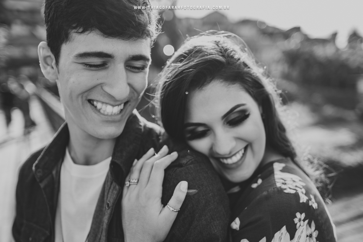 foto abraço sentimento  preto e branco, sorrindo