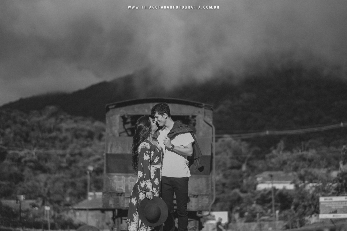 trem velho casal, foto preto e branco