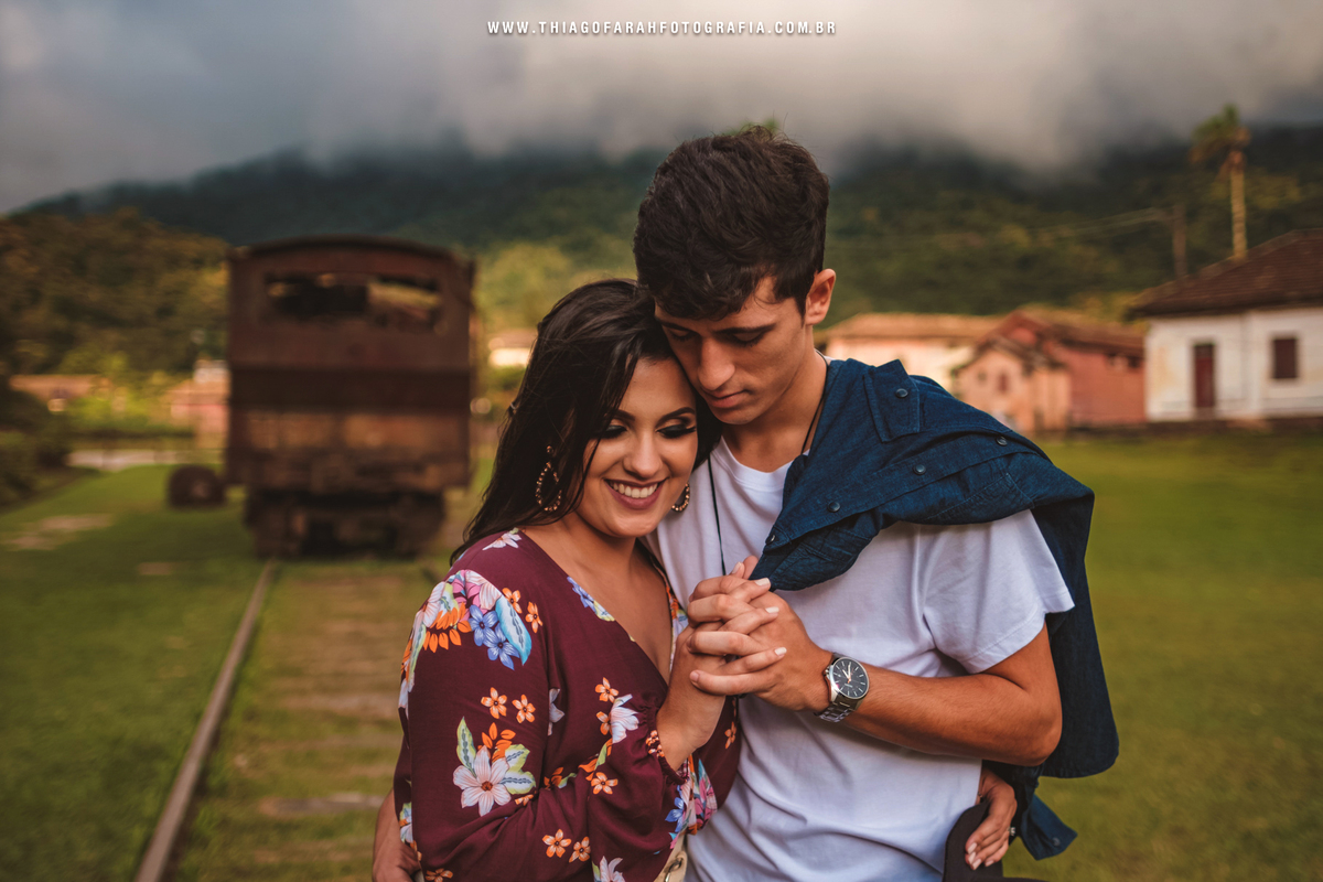 casal abraçado, trilhos, neblina trem