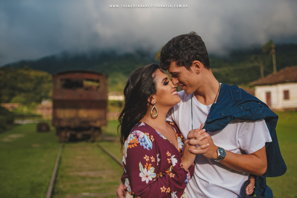 casal abraçado, trilhos, neblina trem, olhando um ao outro