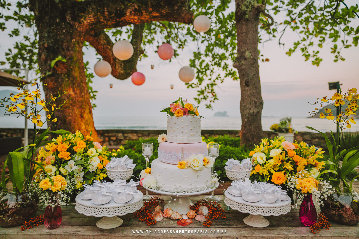 decoração casamento praia flores laranjas 