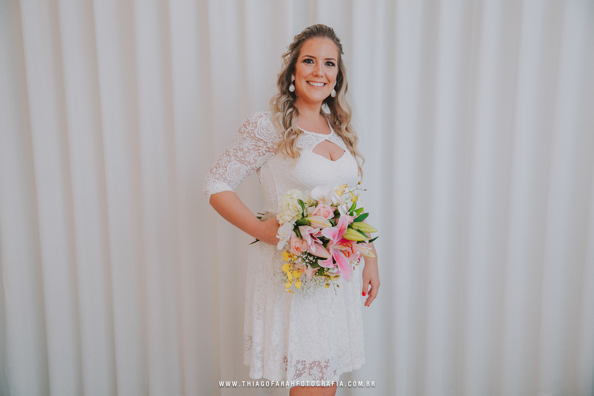 noiva vestido curto bouquet lirios 