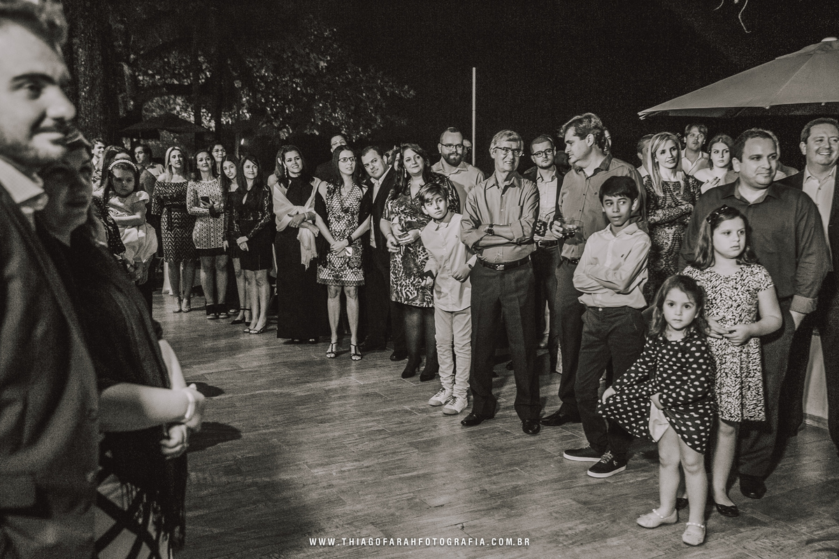 convidados olhando a cerimonia foto preto e branco