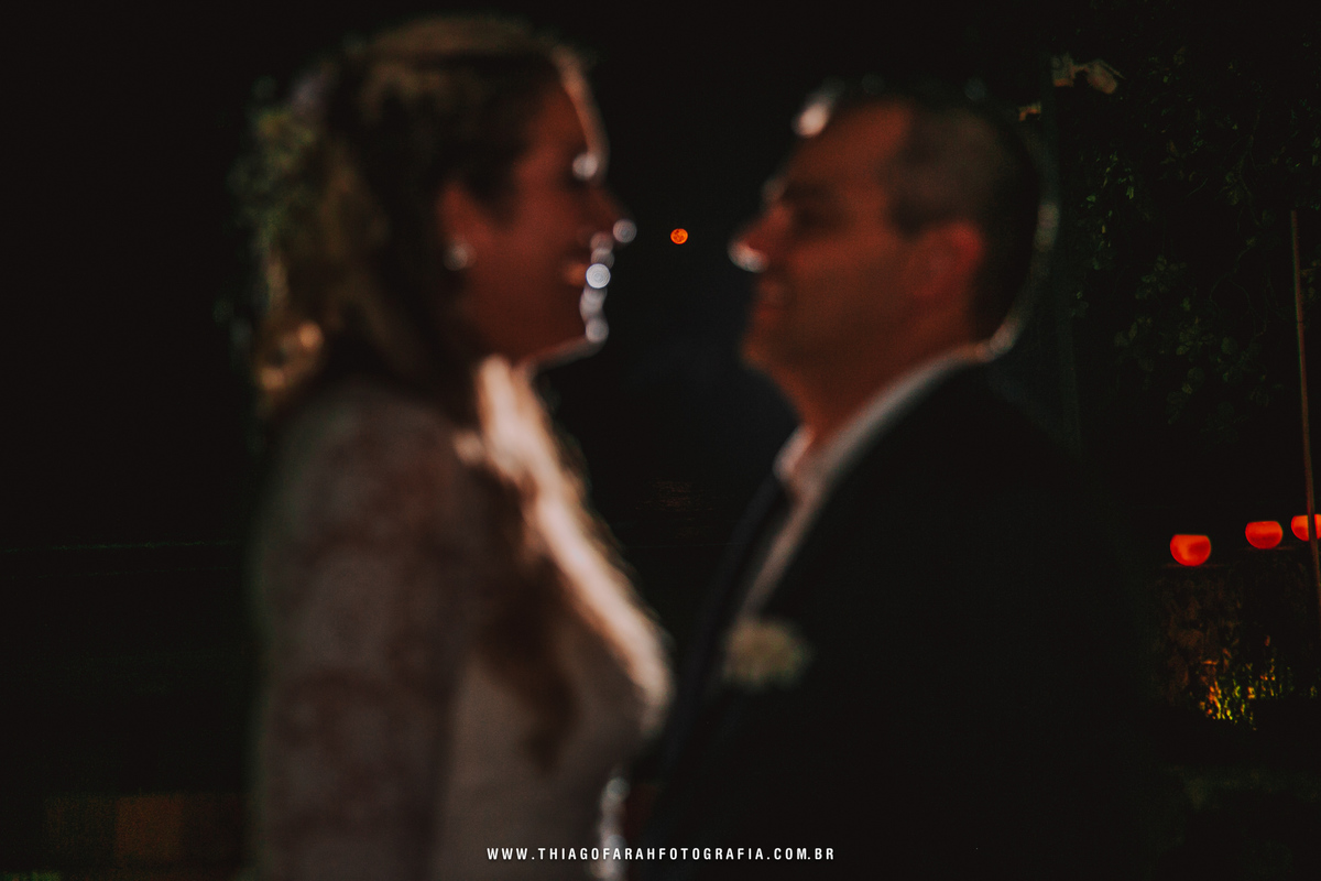 foto silhueta casal com a lua 