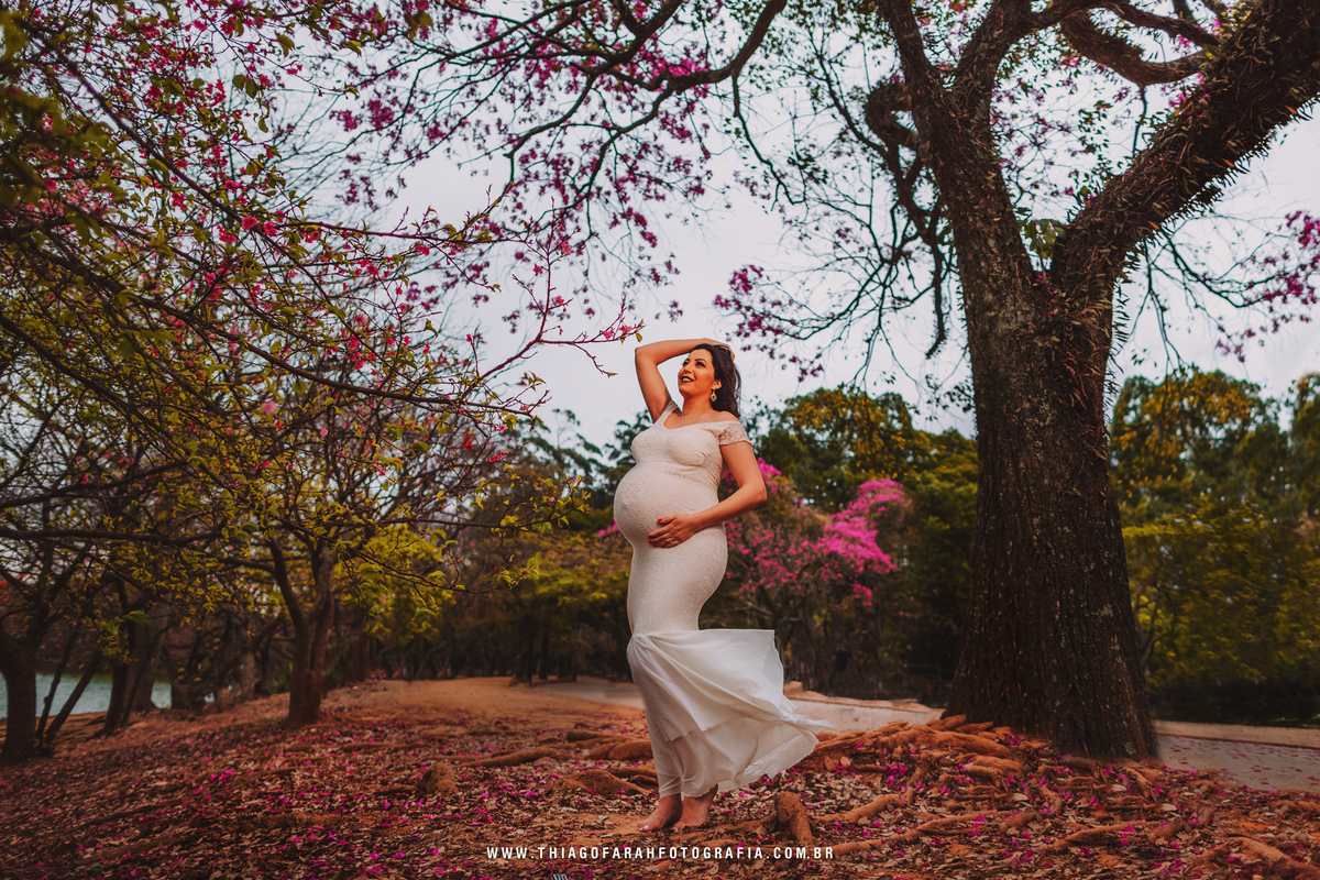 ensaio gestante externo, ibiraquera, são paulo, vestido bege, cerejeiras, vento, jardim, movimento
