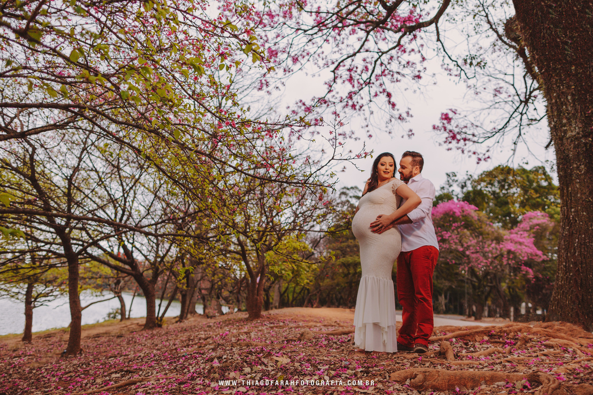 ensaio gestante externo, ibiraquera, são paulo, vestido bege, cerejeiras, casal, lago