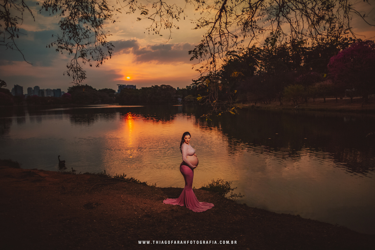 ensaio gestante externo, ibiraquera, são paulo, cerejeiras, roupa rosa, saia sereia, lago azul, por do sol