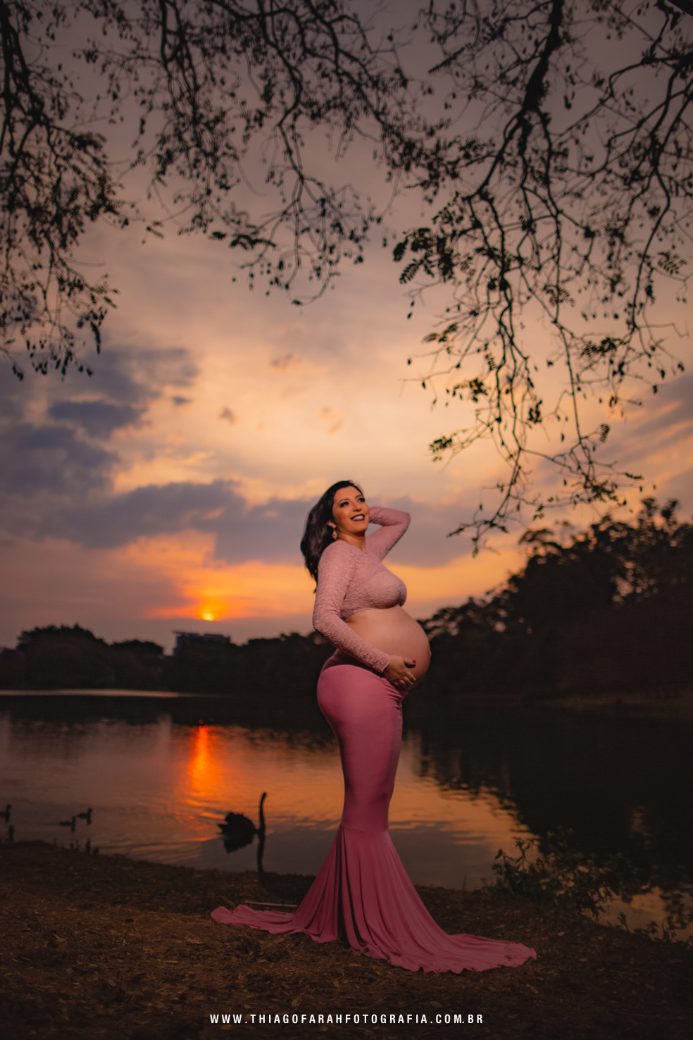ensaio gestante externo, ibiraquera, são paulo, cerejeiras, roupa rosa, saia sereia, lago azul, por do sol