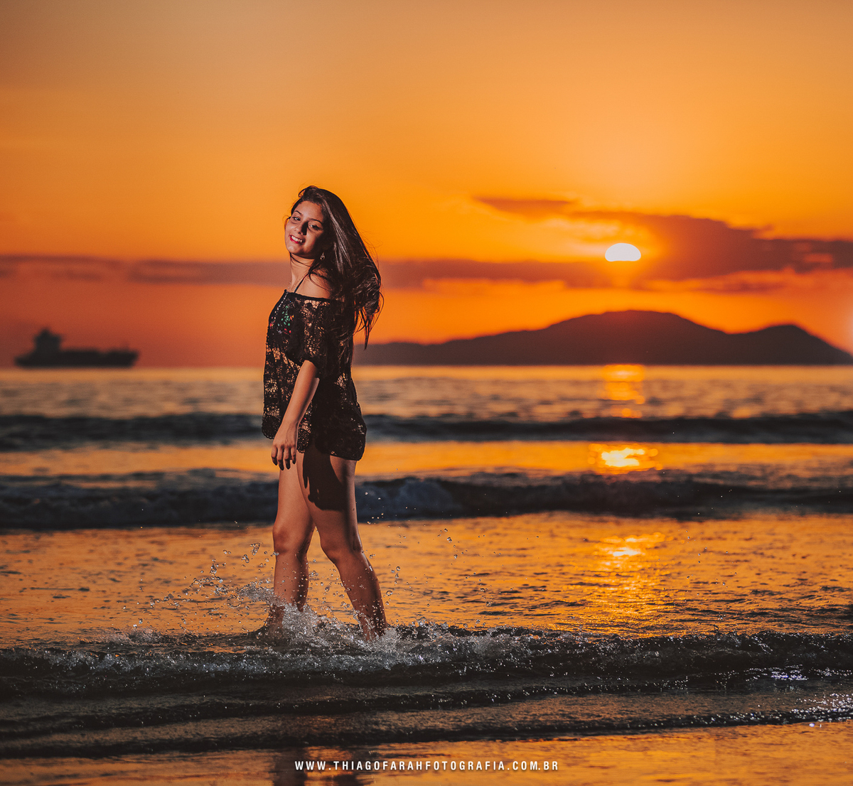 ensaio externo 15 anos, ensaio em santos, muretas de santos, por do sol, mar azul, golden hour