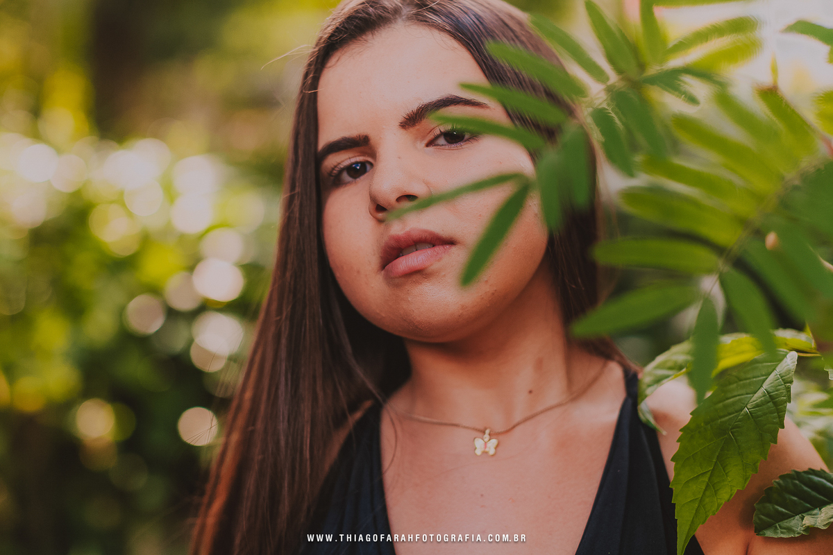 ensaio externo 15 anos, ensaio em santos, jardim, saia florida, luz suave, folhas