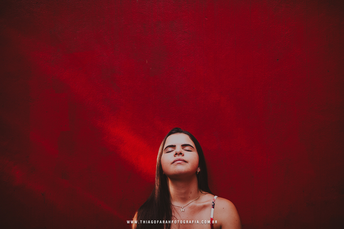 ensaio externo de 15 anos em santos fundo vermelho, orquidário